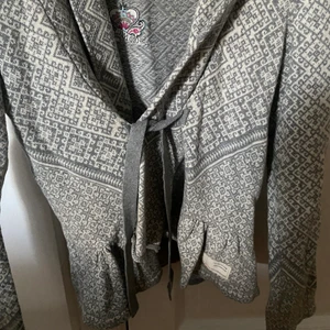 Odd molly kofta - Säljer min jättefina kofta ifrån odd Molly då den inte kommer till användning 💓  jättebra skick, nypris var runt 2400kr