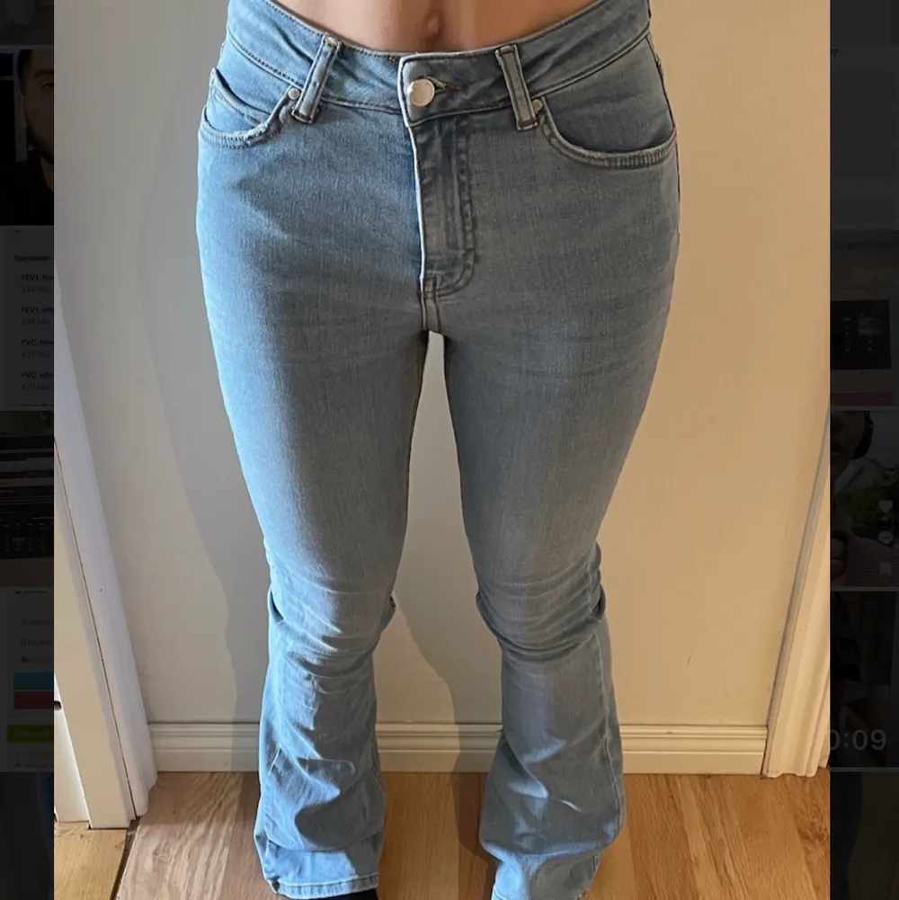 Bootcut jeans som är mid/ low waist i storlek 34. Använda ett fåtal gånger, är som nya.. Jeans & Byxor.