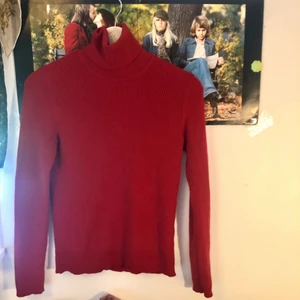 Röd polotröja  - Bra skick, sparsamt använd 