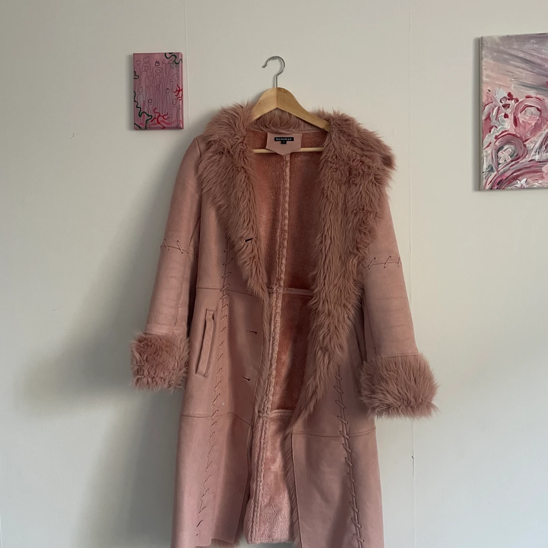 Fluffig jacka i ljusrosa