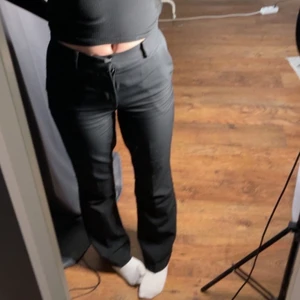 Kostymbyxor  - Säljer dessa super snygga kostymbyxor som tyvärr är för små!  Bra i längden på mig som är 165! Skriv för fler bilder !  Köparen står för frakt !❤️