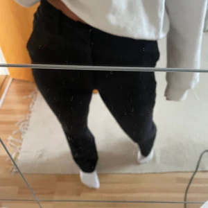 Kostymbyxor - Säljer dessa jättesnygga kostymbyxor från Bikbok! Säljer för att dem har börjat bli försmå. Passar mig perfekt i längden som är 161cm❤️ köpt för 400kr