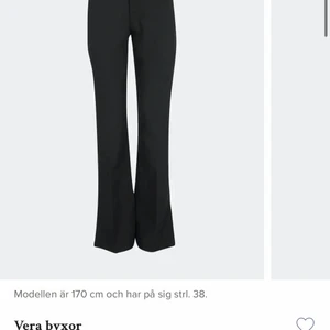 Kostymbyxor pw vera  - Super fina och sköna kostymbyxor från bikbok, lappen kvar pga dem är för små för mig, och hann inte skicka tillbaka då jag beställde. Ny pris 400kr.  storlek 36,Man behöver gå upp en storlek mer än vad man har skulle jag tippa på!  