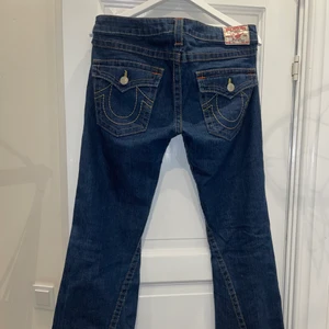 ÄKTA TRUE RELIGION  - Dom är sydda där nere så dom är breda😍skitsnygga på men kommer inte till användning! Det är storlek 30 men dom är lite mindre i storlekar!!