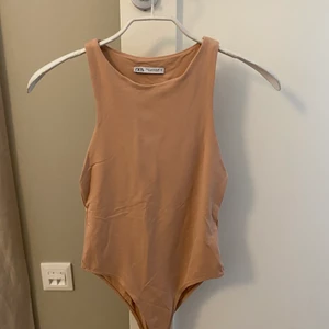 Body från Zara - Aldrig använd. Storlek S, nudefärg. Köparen står för frakten, betalning via Swish 🥰