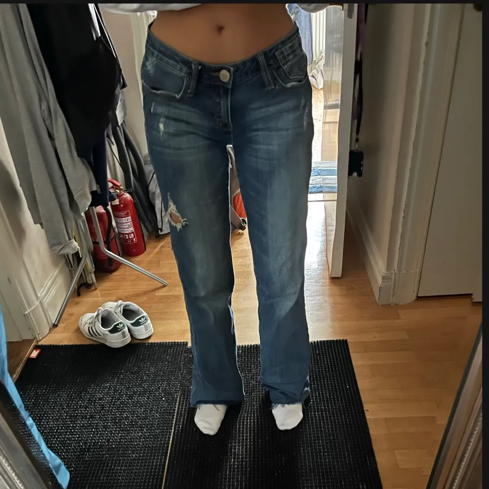 Jättefina bootcut jeans från VIGOSS. Benen var väldigt korta när jag köpte dem så jag la till tyg. Insida ben: 86cm (utan tillagt tyg: 70cm) Midjemått: 78cm. Men eftersom det är raw-hem kan man klippa av till önskad längd <3. Jeans & Byxor.