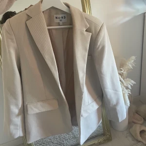 Beige kavaj - Svin snygg beige/sand färgad lite oversized kavaj.  Är vanligtvis xs-s. Använd vid endast ett tillfälle så precis som nyskick. Nypris:900kr