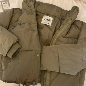 Zara puffer jacket  - Säljer min jacka från zara från vintras, knappt använd i gott skick.