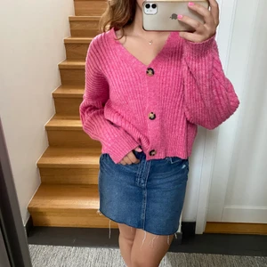 Stickad kofta - Rosa stickad kofta från Chiquelle. Jätteskön nu när det börjar bli kallare. 