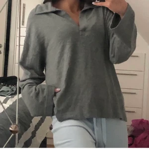 Tröja med krage  - Säljer denna super snygga och mysiga tjocktröjan från Gina tricot, den är overaized och passar alla storlekar från Xs-M