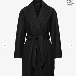 Svart kappa - (Publicerar denna på nytt pga oseriös köpare) Säljer denna svarta kappa, använd ett fåtal gånger så i bra skick! Hör av er för fler bilder eller frågor💕 jag är 1,63 och den går precis lite över mina knäveck