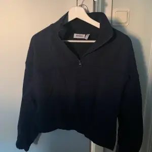 Mörkblå halv zip tröja från weekday, väldigt bra skick