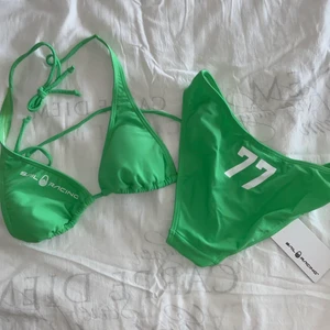 Bikini Sail Racing - Supersnygg och trendig bikini från sail racing med tags kvar. Stl XS. Superfin och somrig grönfärg. Nypriset var strax över 500kr, jag säljer båda delarna för 150kr + frakt!🥰