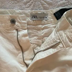 Beige/vita jeans från zara i storlek 42❤️ Skulle säga mid/högmidjade😍