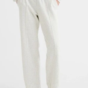 Hm byxor  - Säljer mina lågmidjade mjukisbyxor från hm. Är slutsålda i storlek S💗säljer mina pågrund av att dom är inte förkorta och inte kommer till användning 