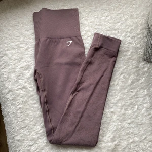 Gymshark  - Gymshark Studio leggings, storlek S, färgen Taupe. Använda en gång, inga skavanker så dem är som nya. Säljer dem även i storlek XS