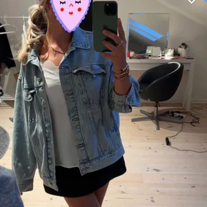 Jeansjacka - Skitfin jeans jacka från hm, bara använd några få gånger 