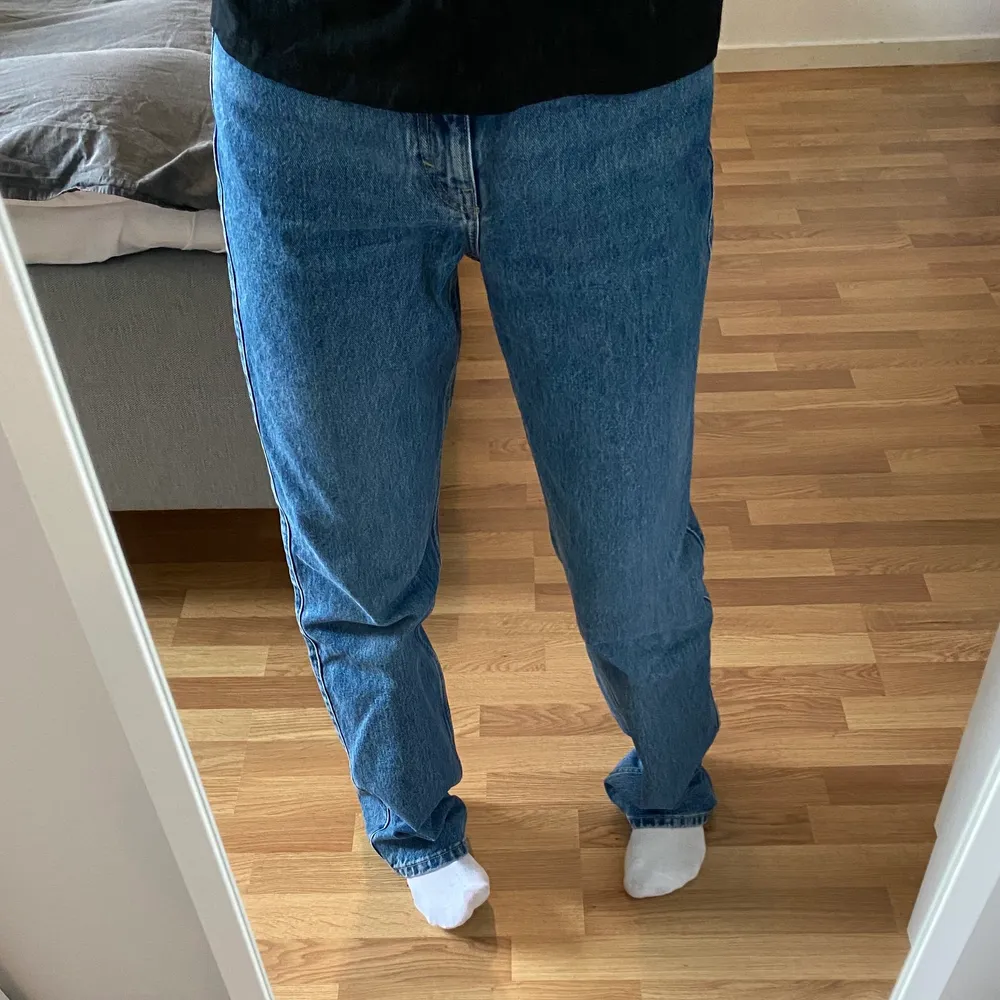 Jag säljer dessa straight leg jeans från weekday i ”Rowe” modellen. Jeansen är i storlek 27x32. Jeansen är i nyskick. Köparen står för frankten! 🚚 💕. Jeans & Byxor.