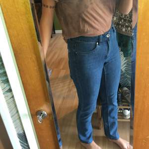 Väldigt sköna, litelite utsvänga jeans. Mörkare blå än vad bilden visar. Passar mig som är 178CM och vanligast har 29-31/32 i jeans. 