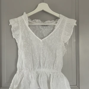 Snygg topp - Jätte fin topp från Stradivarius. Köpt i Franska Rivieran och ej använd. Jätte snygg till jeans men också kjol och shorts. 