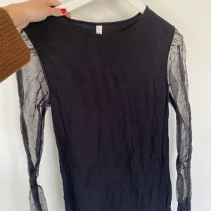 Mycket fin blus! I härligt material!😍 - Fin blus med genomskinliga ärmar med prickar på!😍
