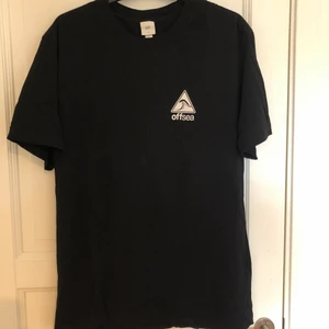 H&M t-shirt - En helt vanlig t shirt med tryck på från H&M, den har använts mycket sparsamt.