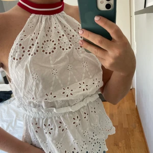 Topp Zara  - Vit topp från Zara, bra skick. Storlek xs.