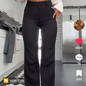 Madlady kostymbyxor utan fickor  - Säljer mina helt nya kostymbyxor från madlady, utan fickor. Storlek 34 , längd 34. Är långa för mig som är 173. Skriv dm för egna bilder❤️‍🔥❤️‍🔥