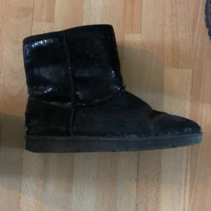 Glitter uggs  - Glittriga, svarta, väldigt fluffiga UGGS! Storlek 39. Ej äkta. Väldigt varma och rymliga, en extra socka får lätt plats!