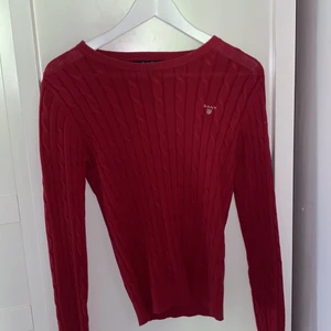 Ganttröja röd i storlek S  - Fin tröja i stolek , knappt använd 