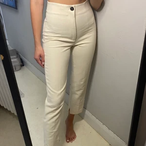Populära byxor från Zara - Slutsålda Populära byxorna från zara väldigt likt dessa: 7901/732 . 🤍🔎 Kika gärna mina andra annonser, rensat ut halva garderoben ⭐️ 5/5 i omdöme ⭐️ Få paket-pris💖