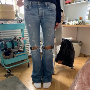 Diesel jeans - Intressekoll!! Såå coola diesel jeans. As nice längt och perfekta nu till höst till en stickad tröja. Älskar dem så mycket så jag säljer  vid bra bud. Slitna längst pga att de är för långa, sydda patches bak.Passar Xs-M beroende på passformen. Bud: 1270❤️