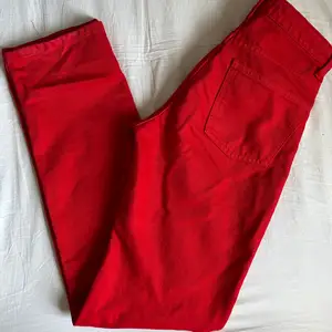 Långa röda jeans från zara i strl 34