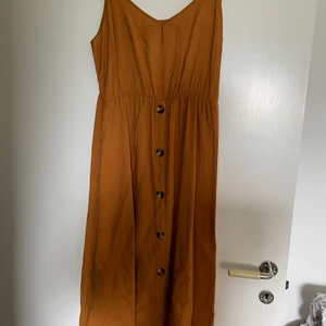 Klänning midi  - En midiklänning från Zalando och even&odd i storlek 36. Superfin men tyvärr för liten för mig. Använd men i fint skick. 