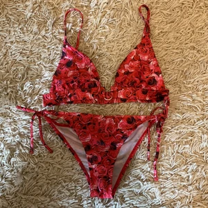 Bikini - Säljer denna söta bikinin. Aldrig använd men lappen är bortklippt då jag trodde att de skulle komma till användning. Säljer bikinin tillsammans.