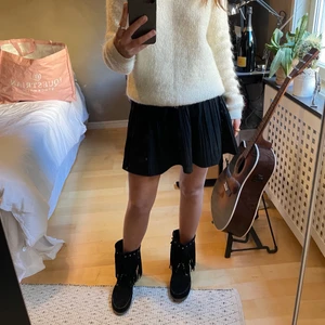 Kjol - ribbad kjol från zara med resår i midjan. Shorts i kjolen också så väldigt bekväm! Lite större i storleken