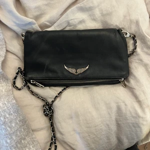 Zadig Rock Väska - Säljer min zadig Voltaire rock väska i svart! Den är använd och köptes för några år sedan. Köptes för ca 3500 och säljer för 900, pris kan diskuteras! Köpare står för frakt eller meetup i sthlm 
