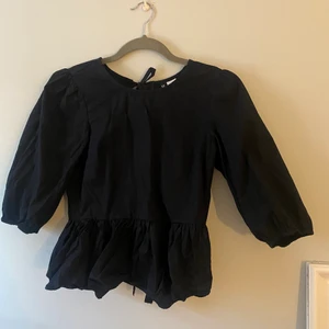 Tröja med knytningar på rygg - Tröja från H&M Storlek 32