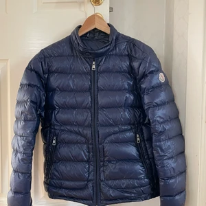 Moncler Acorus strl 1 - Skit snygg moncler acorus i storlek 1 (passar xs/s). Sparsamt använd.