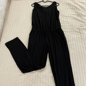 Svart Jumpsuit - Säljer en väldigt bekväm svart jumpsuit från H&M i storlek 38/40 🖤 Den är perfekt nu för sommaren ☀️ Dem har även  fickor på sidan  🤩 Säljer den för att 60kr + frakt ❤️ Dm för mer info/bilder ☺️
