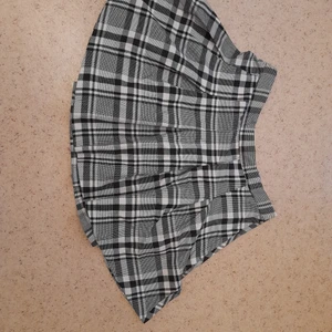 Rutig tenniskjol - Rutig tenniskjol, passar snyggt, men kort på större underdelar