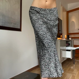 Blommig kjol - Kjol aldrig använd, passar XS-M💕