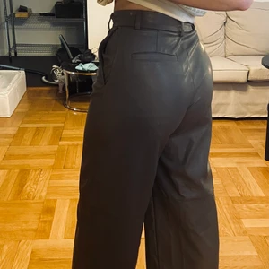 Läder byxor - Svin snygga Läderbyxor 😊 Dom är lite kortare i benen. 