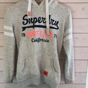 Fin ljusgrå hoodie från Superdry i storlek S i jätte bra skick. Säljer då den är för liten. Originalpris 600 kr, säljer för 150 + frakt på 66 kr. ❤️