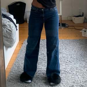 Säljer mina jeans från Monki i vad jag tror är Mid rise full length wide leg i strl 29. De är i bra skick då de inte har kommit till användning👌🏼