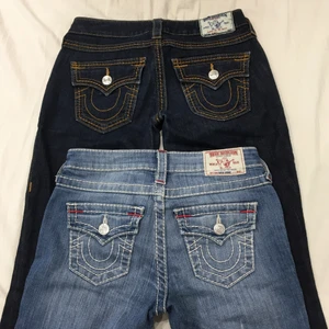 True religion jeans - De är skinny😌 ljusa sålda bara de mörka kvar!!! Lågmidjade jeans från true religion💕 ett par för 250 frakt 57 o båda för 450 frakt 66 w25 (de mörka) o w26 (de ljusa) men samma midjemått ca 78 cm o innerben 75 cm