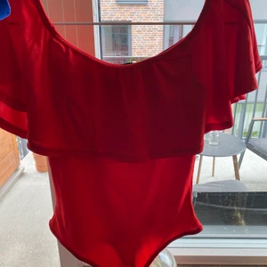 Off shoulder body  - Fin off shoulder body i storlek S. 