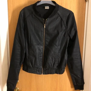 Jacka - #jacka från #veromoda  I bra skick använd fåtal gånger  Frakt tillkommer på 62kr annars kan jag mötas upp i malmö/ Arlöv/ Lund