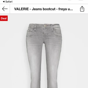 Pepe jeans - Säljer dessa populära pepe jeans, aldrig använda! Helt nyskick fick i julklapp 2021. Modellen Valerie, low waist och bootcut