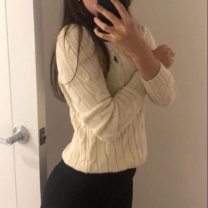 ralph lauren - cable knit cotton sweater 💗 superfin, åtsittande/tight, stickad, ralph lauren tröja. fick den i julklapp i december men har inte kommit till användning, därför säljer jag den. storlek: XS. nypris: runt 1500. 💗 pris kan diskuteras 💗 endast testad 💞